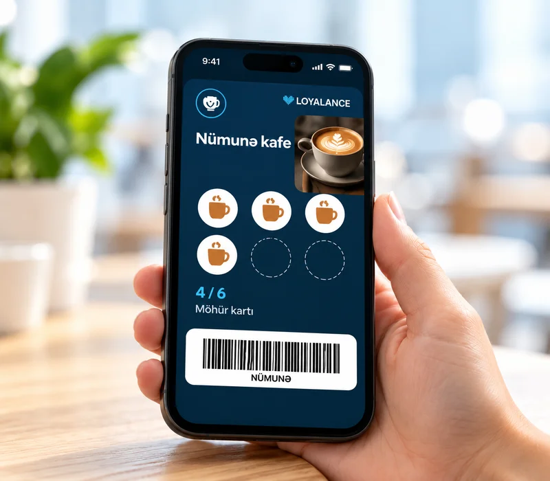 Apple Wallet və Google Wallet-da rəqəmsal loyallıq kartını göstərən telefon
